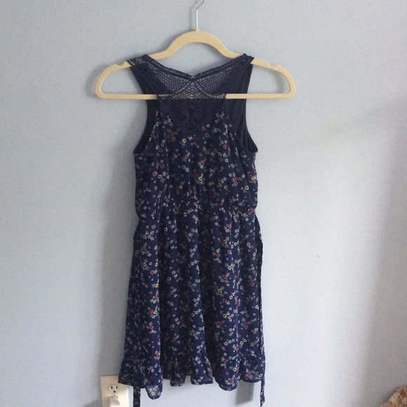 Mid-length Blue dress with feminine, floral pattern that ties in the back - Picture 2 of 4